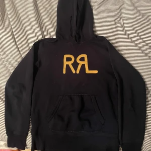 RRL hoodie - Sällsynt rrl hoodie som endast finns i usa nypris 3000. KVITTO FINNS! Köpte för två månader sen och den är lätt använd. Den är istorlek m och passar någon mellan 177-185. Inga byten tack!