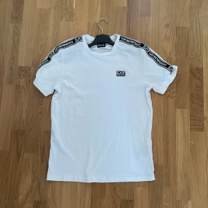 Armani t-shirt - En snygg Armani tröja i storleken M  Skick 9/10✅ nypris 1500 mitt pris 399✅