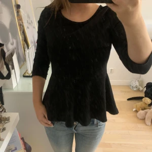 Trekvart därmed fintröja  - Super skön, säljer då den inte kommer till användning🥰