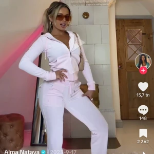 Rosa velourbyxor från Juicy Couture - Snygga och bekväma rosa velourbyxor från Juicy Couture i färgen cherry blossom💗 aldrig använda med lappen kvar! Köpta för 1200kr