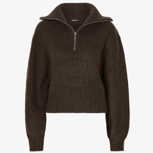 Brun stickad tröja med dragkedja - Mysig brun stickad tröja med hög krage och dragkedja framtill. Perfekt för kyliga dagar med sin varma och bekväma design. Långärmad och ribbad.