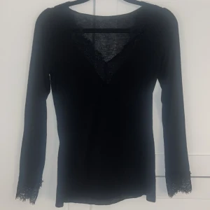 Svart Intimissimi tröja  - En svart tunn tröja från Intimissimi, använt fåtal gånger!!