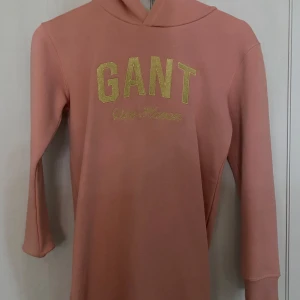 Gant Hood-klänning - Gant klänning med luva. Andvänd ett fåtal gånger, är omhändertagen så har inga fläckar eller skavanker!