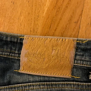 Blå jeans från Jacob Cohen - Snygga blå jeans från Jacob Cohen med en klassisk straight passform. Tillverkade av utvalda japanska tyger och italienskt hantverk. Jeansen har en knappgylf och femficksdesign, perfekt för en stilren look.