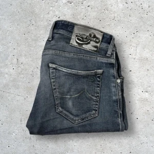 Jacob Cohën Jeans - Sjukt snygga & eftertraktade Jacob Cohën jeans i modell 622 - Storlek: 31 - Skick: 8/10 - Nypris: 5200kr - Vårt pris: 999kr - DM för frågor & funderingar! (Modellen är 182cm lång!) 🙌🏻