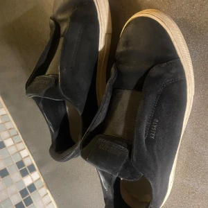 Axel Arigato skor - Snygga svarta sneakers från Axel Arigato, storlek 42, fick nya skor i julklapp så kommer inte behöva använda dessa. Använt i ungefär 3 månader. Dem är jätte sköna och snygga. I dom här bilderna så är dom lite smutsiga som ni kan se men När jag fraktar dom så kommer ja tvätta dom och putsa dem. 😊