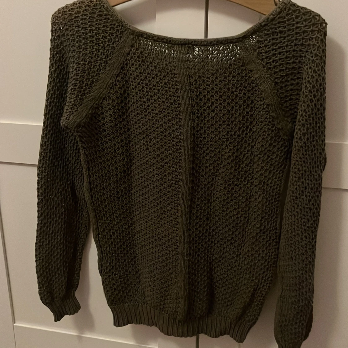 Olivgrön stickad tröja - 2