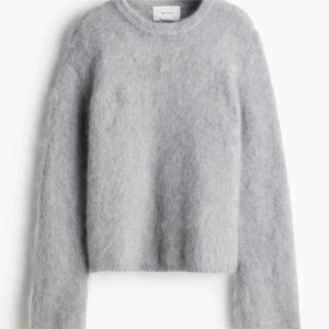 Mohair tröja H&M - Stilren grå tröja i ett fluffigt material. 