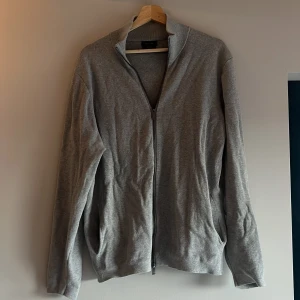 Grå kofta från Massimo Dutti - Grå tröja från Massimo Dutti. Storlek är XL men Massimo Duttis storlekar är större och passar M/L