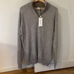 DAVIDA KASHMIR HALF ZIP - Sprillans ny DAVIDA Kashmir half zip/ storlek L   Ny pris ca 2700. Aldrig använd/ tagsen sitter kvar                                                                                       Mitt pris 1999/ kan diskuteras vid snabb affär