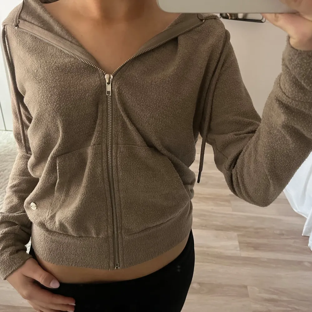 Den är ganska noppig aom ni ser på först och sista bilden, men inget som man tänker på när man väl änvänder den, utan då ser det ut som materialet är så. Skriv om ni undrar något💗. Neuletakit & Villapaidat.