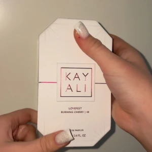 Kayali Lovefest Burning Cherry 48 - Kayali Lovefest Burning Cherry 48 är en parfym med toppnoter av brinnande körsbär, bergamott och hallon. Mellannoterna inkluderar ros damascena, jasmin sambac och heliotrop, medan basnoterna består av palo santo, guaiac-trä och patchouli. Flaskan är elegant röd och ger en lyxig känsla. Jag öppnade de och använde bara typ 2 gånger. Så det betyder att de är nästan helt nya! Jag vill bara sälja de för att jag fattar att de passar inte för mig tyvärr:( Köpte de för 1429 kronor