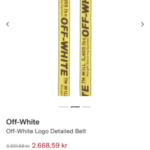 Off-White bälte - Säljer ett gult bälte från Off-White med tydligt logotyptryck i svart. Bältet har en modern och trendig design, perfekt för att ge din outfit en unik touch.