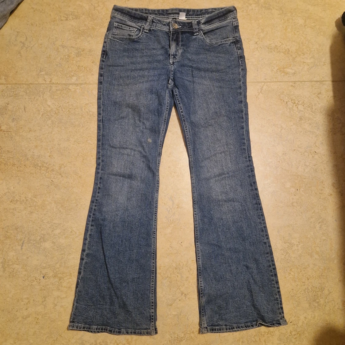 Blå bootcut jeans från Devided H&M