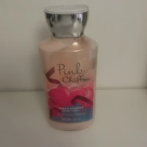 Bath & bodyworks lotion - Body lotion från bath & bodyworks i pink chiffon. Den är i 236 ml men lite mindre än hälften är kvar så ungefär 115 ml.