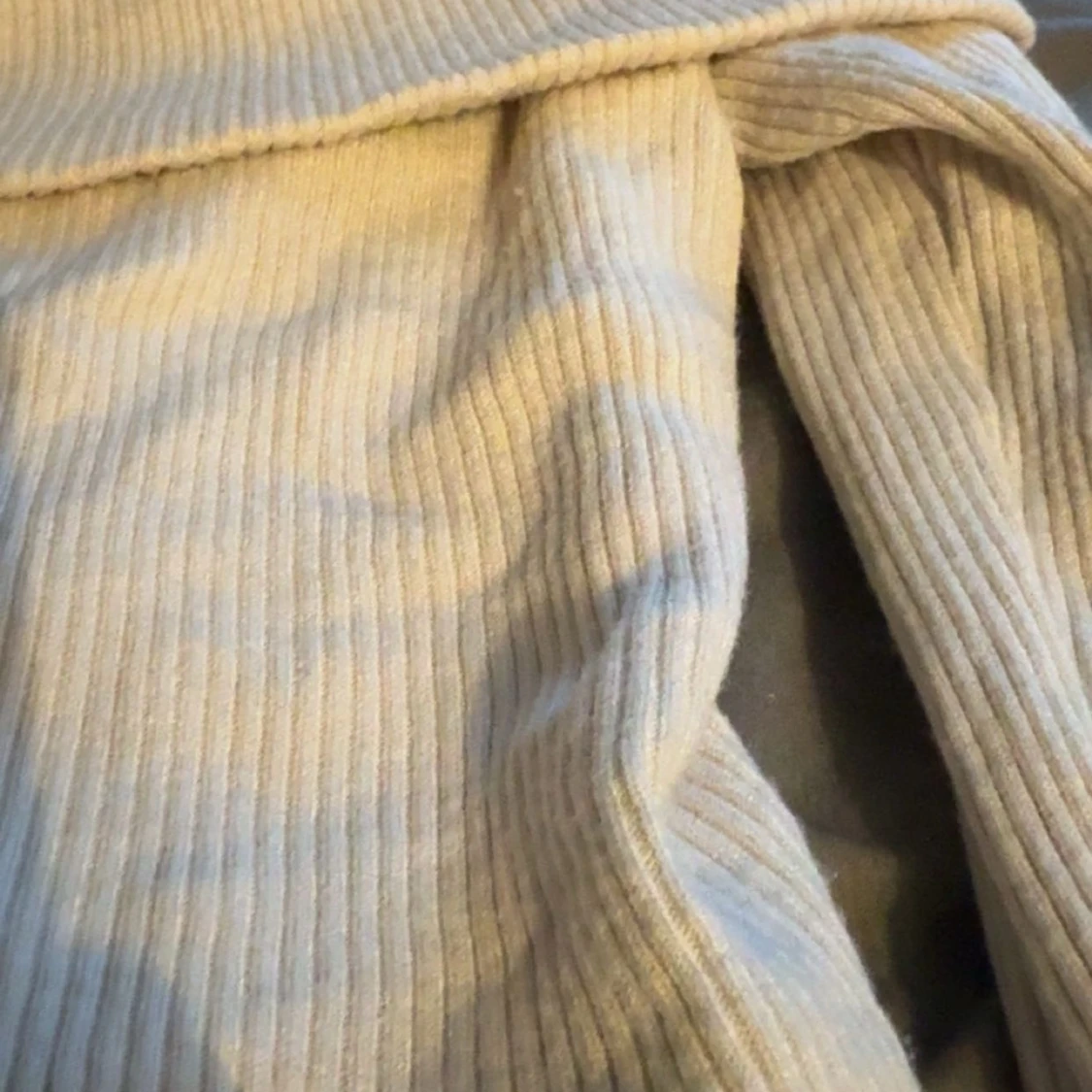 Beige ribbad offshoulder-tröja från Gina Tricot - 90