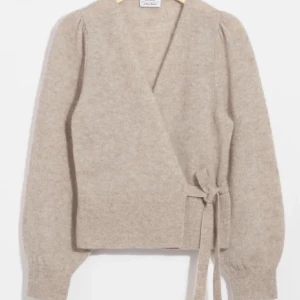 Beige omlottkofta från & Other Stories - Kollar intresset på min kofta från & Other Stories💓 Köpt för 550, lägsta bud 300