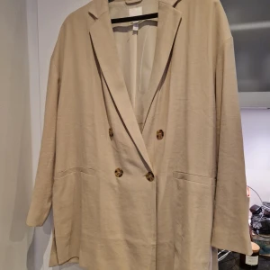 Kavaj Ny - Beige kavaj strl M oversize Mjukt tyg, faller snyggt Aldrig använd
