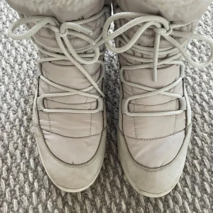 liknande Isabel marant skor - Säljer ett par liknande Isabel marant skor, varma och bekväma beige vinterskor från Timberland. De har snörning och en quiltad design med mjukt foder. Perfekta för kalla dagar med bra grepp på sulan.