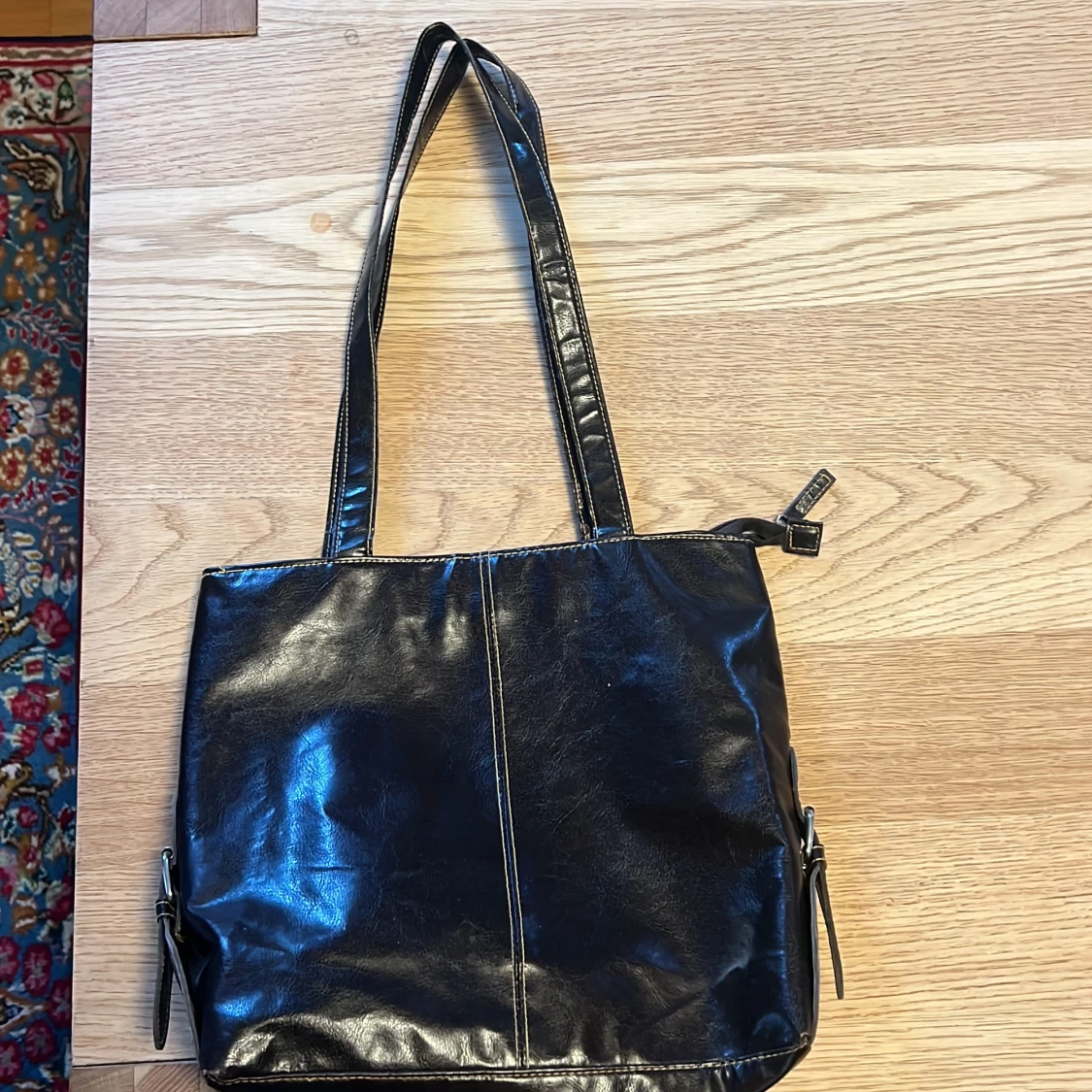 Svart axelväska från LBVYR