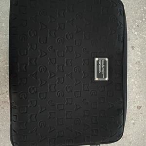 Marc Jacobs datorfodral  - Snyggt svart datorfodral från Marc Jacobs i fint skick. ✨