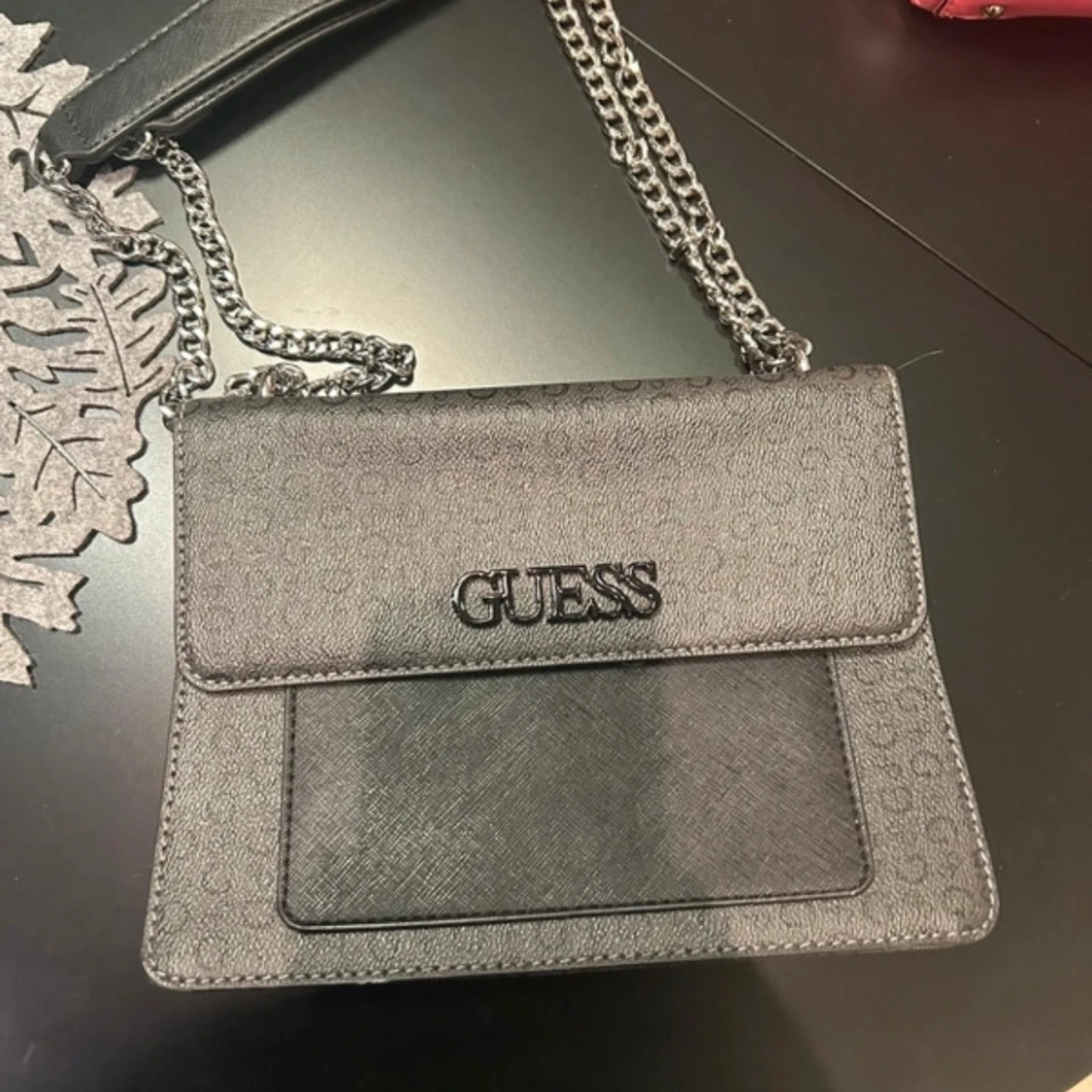 Svart axelväska från Guess