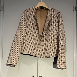 Mönstrad kavaj från Pennyblack - Snygg kavaj från Pennyblack med geometriskt mönster i beige och svart. Skick 8/10 