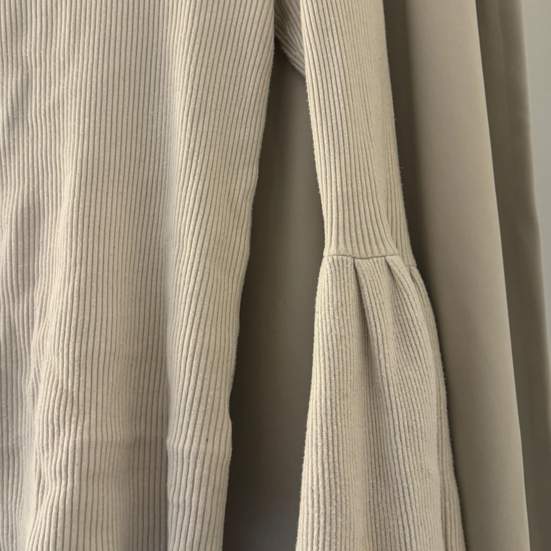 Vit ribbad tröja från Gina Tricot - 91