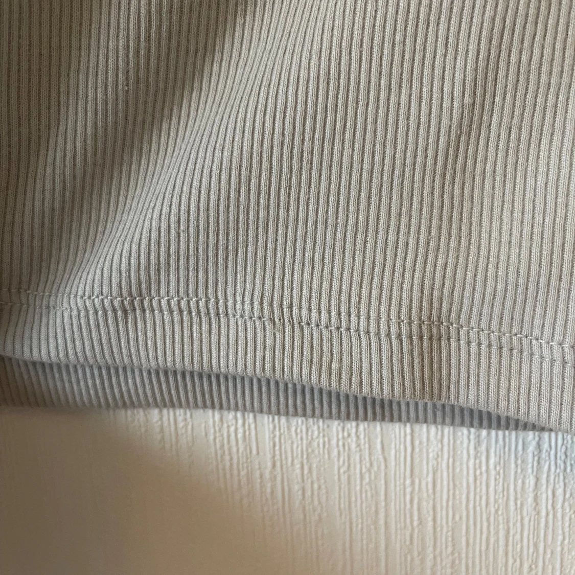 Ljusgrå ribbad topp - 91