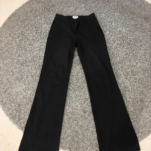 Low/mid waist kostymbyxor - Snygga svarta byxor från Weekday i storlek 36. Byxorna har en klassisk bootcut-stil och är utrustade med praktiska dragkedjefickor. Perfekta för en stilren look. Ny pris 600 säljer för 300💕 pris kan diskuteras 