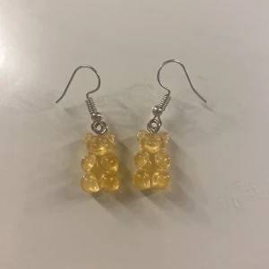 Gula örhängen med gummibjörnsdesign - Säljer mina, handgjorda, oanvända, gula gummibjörnsörhängen! Inte riktigt min stil på smycken, men perfekt om man vill lägga till något extra till sin outfit!❤️