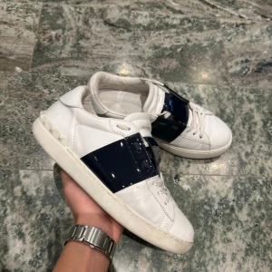 Valentino open - Ett par fina opens i storlek 40 med navy glans! Endast skor medföljer!