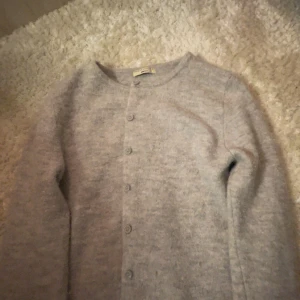 Grå kofta  - Stickad grå kofta från Gina (tröjan har inte ett stickigt material)