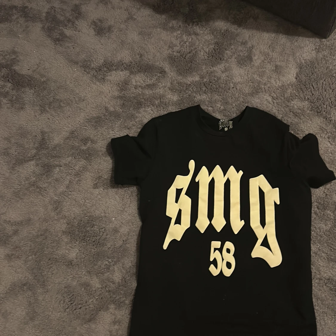 Svart t-shirt med tryck 'smg 58'