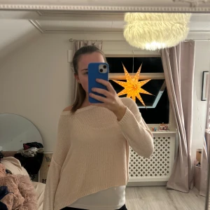 Beig/ljusrosae stickad tröja - Mysig beige stickad tröja med långärmad design och en avslappnad passform.