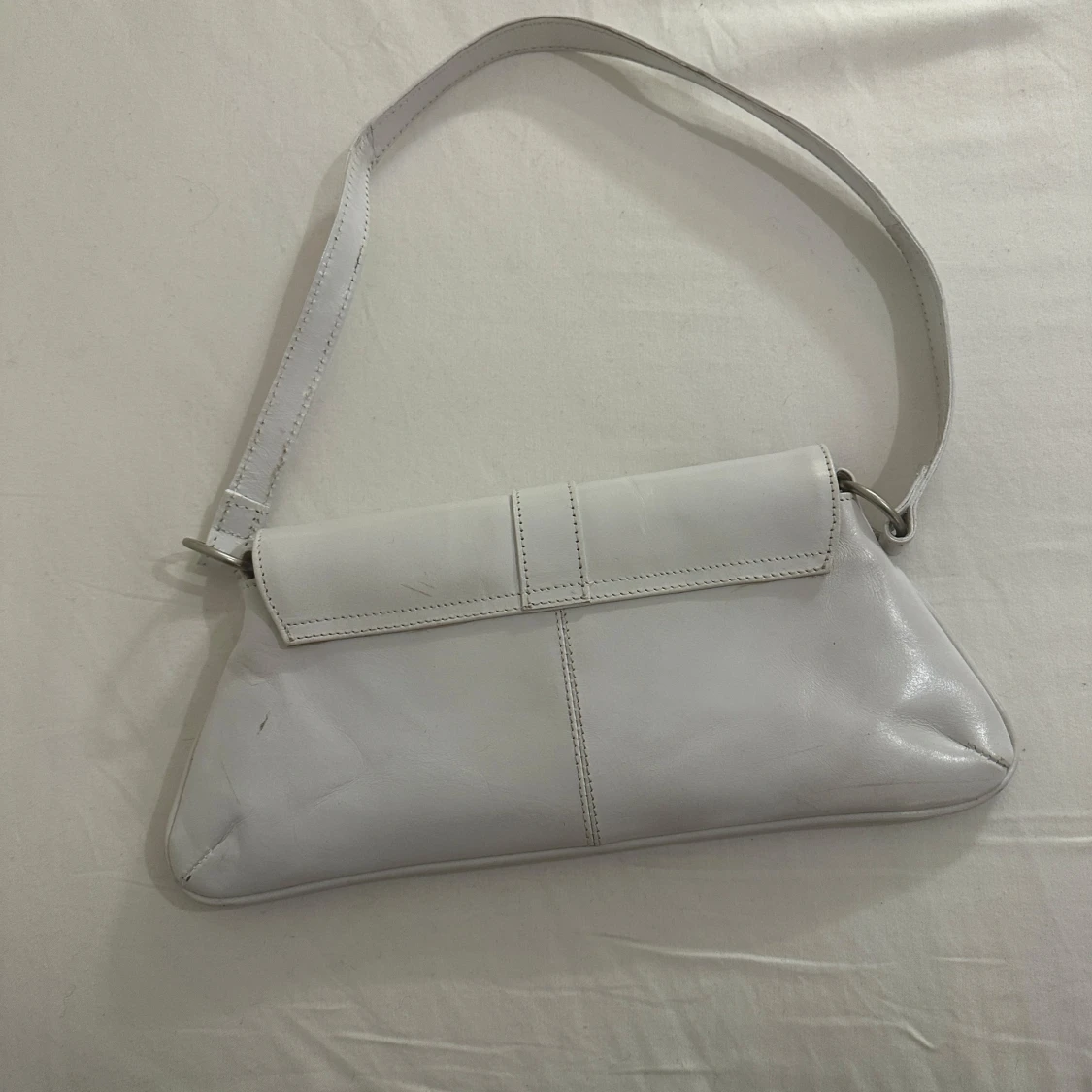 Vit axelväska med metallring - 90