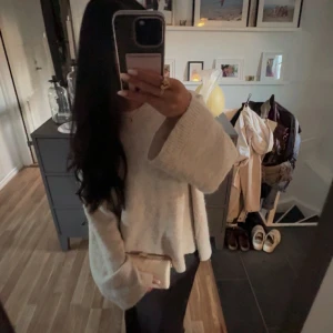 Beige stickad tröja - Jättefin stickad tröja! Använd men i fint skick💕.