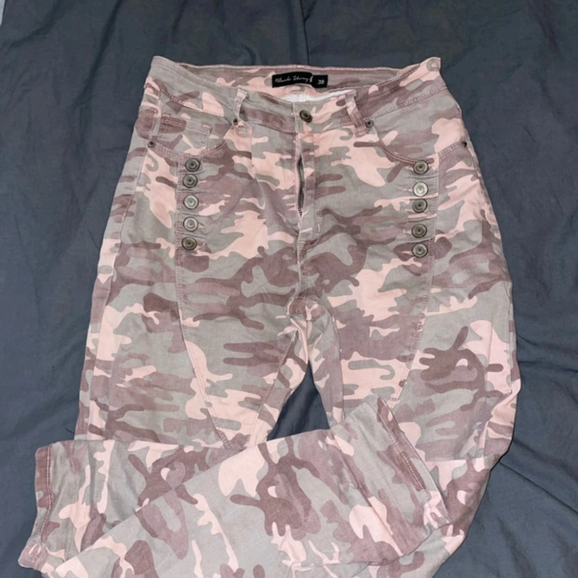 Camouflagefärgade byxor med knappar