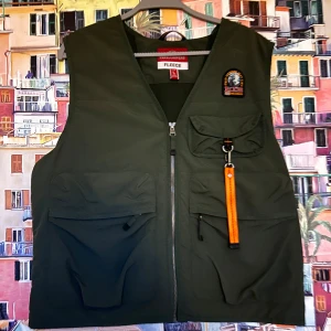 Para jumper väst - 10/10 skick | En stilren väst från Parajumper | Helt ny| nypris på denna västen ligger runt 2500kr | Pris kan diskuteras! |