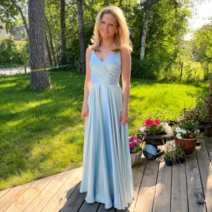 Ljusblå balklänning - säljer min underbara balklänning från förra året. Användes en gång och är upplagt hos en sömmerska. Jag är 166 med klackar och den passar perfekt i längd. Den köptes för 3300 kr och priset nu kan diskuteras🩵skriv om ni har fler frågor❤️