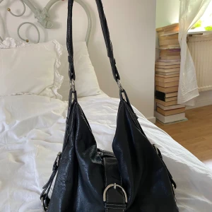 Skolväska - Perfekt att ha som skolväska, jag använde denna under gymnasiet och kan säga att det har varit min absolut favoritväska! Använt väldigt mycket men inte det minsta sliten! Den är skön på axeln och väldigt rymlig💓💓