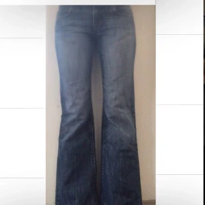 Lowwaist bootcut jeans - Assnygga bootcut och lowwaist jeans. Eur 36. Med coola fickor. Pris kan diskuteras 