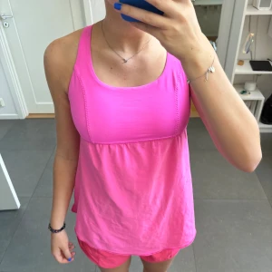 Lululemon träningslinne med inbyggd bh  - Bra skick! Går inte att hitta i butik längre