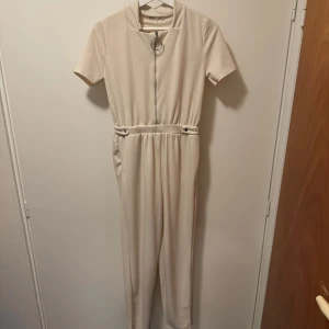 Byxdress Nelly  - Fortfarande prislapp på från Nelly byxdress 