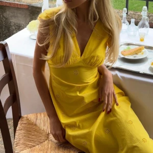 Klänning med broderi - Säljer denna fantastiska klänningen från NA-KD. Aldrig använd och i nyskick! 🥰🌸 nypris 600kr