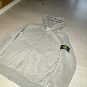 Stone island zip hoodie - Tvär fet stone island zip! riktigt bra för hösten och riktigt stilig