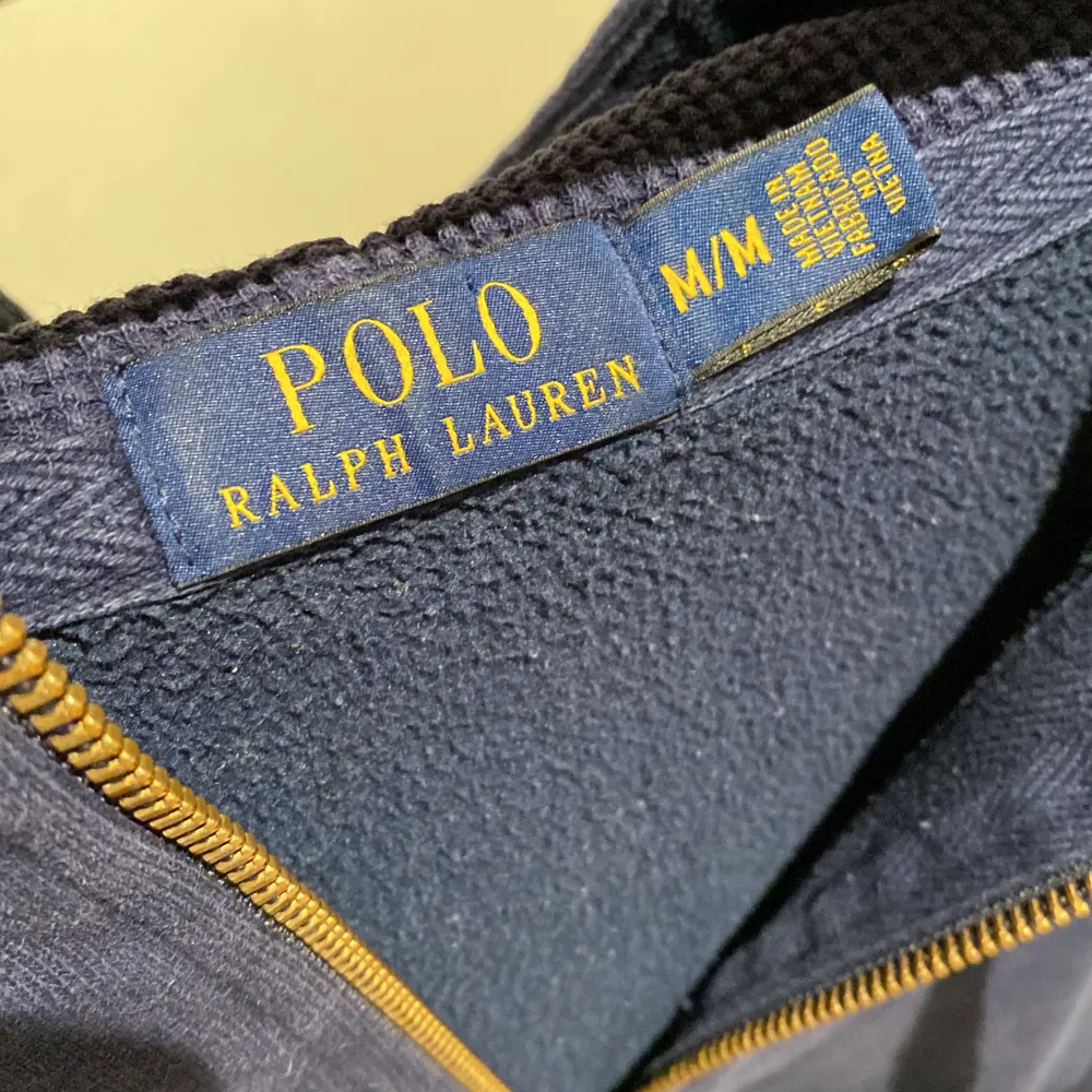 Säljer en snygg och bekväm mörkblå hoodie från Polo Ralph Lauren. Den har en dragkedja framtill och en klassisk huva med vita snören. Perfekt för både höst och vinter, och den är i bra skick. Passar perfekt för en avslappnad stil!. Neuletakit & Villapaidat.