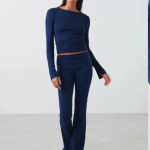 långärmad tröja  - Säljer denna marinblåa långärmade tröjan som matchar med yoga pants!❤️