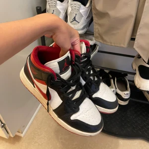 Jordan 1 Gym red - Inte till användning längre. Okej skick då de har blivit creaseade. 