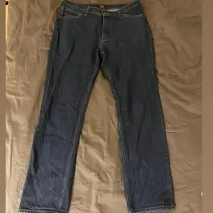 Mörkblåa Lee jeans använda 2 gånger storlek 34/32 Regular fit